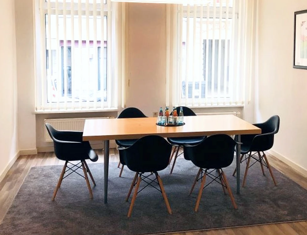 Besprechungsraum mit Tisch und Stühlen